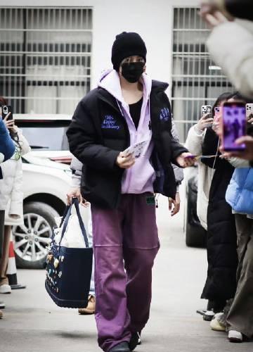 小猫哥总是让我想起时尚杂志的封面人物，他的穿搭充满了活力和创意，每一次出现都能成