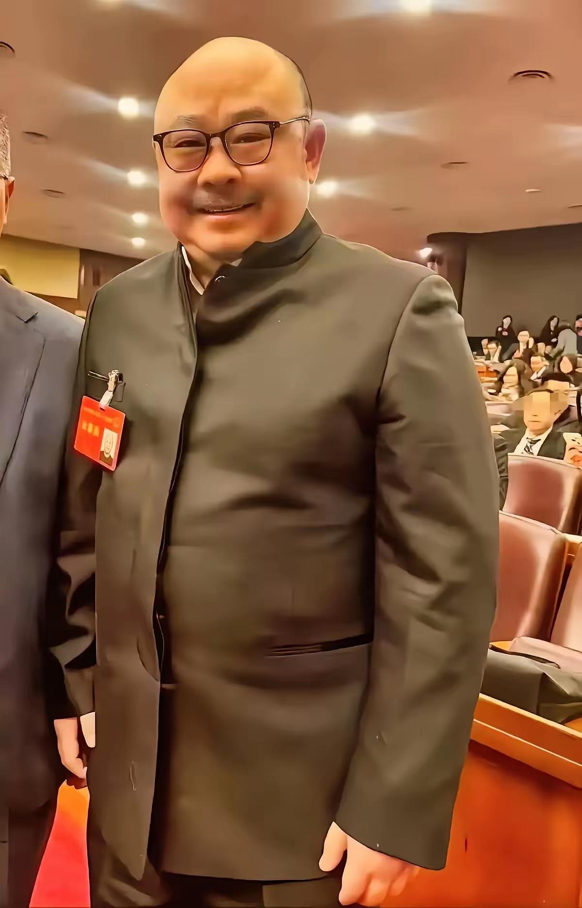 刀郎老师应该减减肥了……
我们还想再听你几十年的歌呢……
刀郎以人大代表身份参会