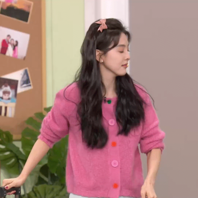 #章若楠春晚上场前10分钟# 春晚后台里的章若楠也太美了吧！还想现场看妹妹表演呀