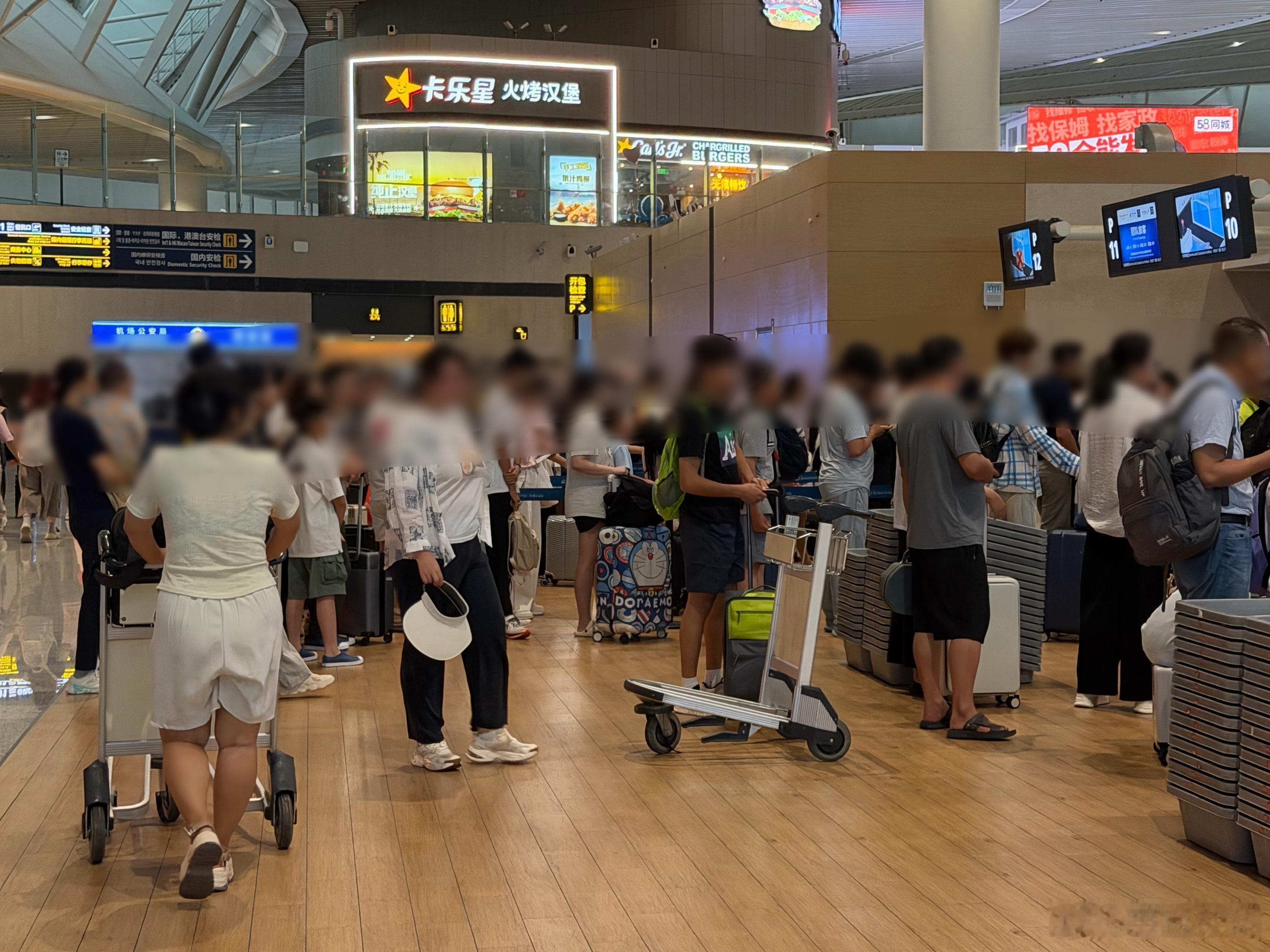 早上6点30的青岛机场
