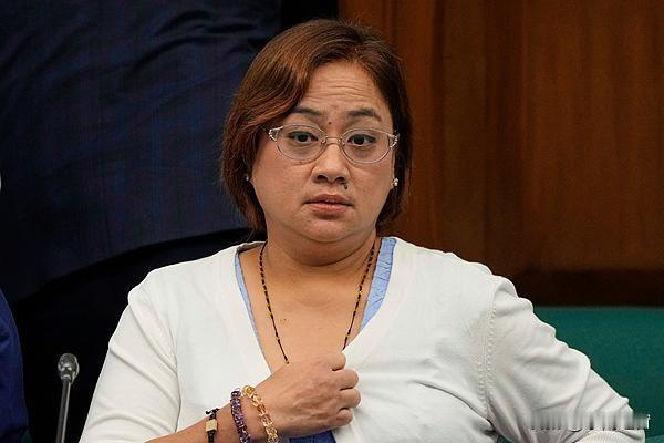 小马科斯这波“丢车保帅”简直蠢到没边！涉案5450亿比索（约680亿人民币）的菲