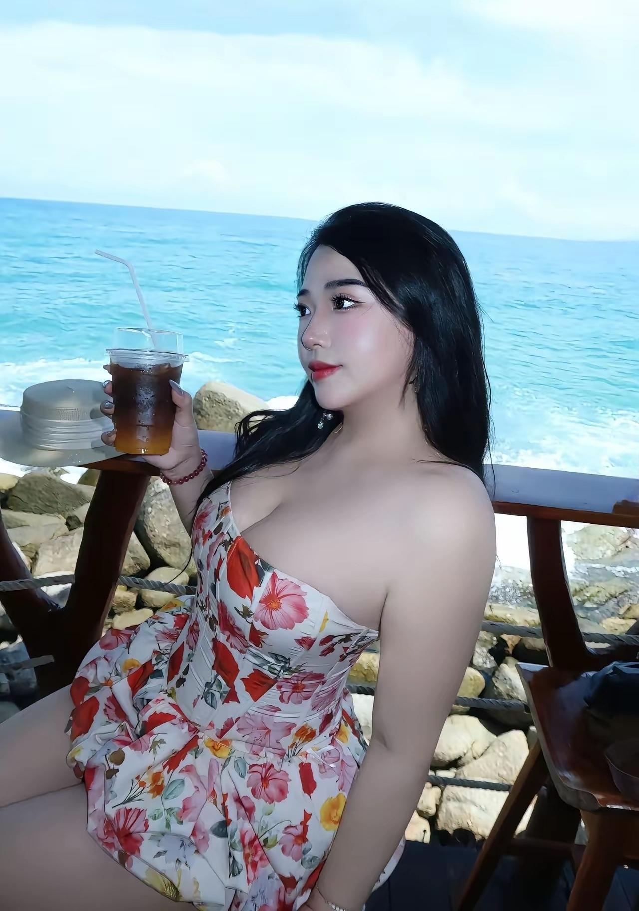 海边度假，花裙飘飘，清凉饮料相伴，美好时光！🌊🌺🍹
