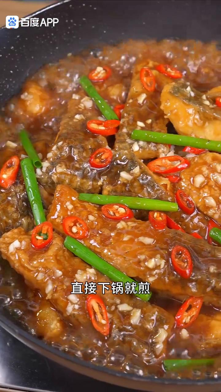 红烧鱼块。
很多人在家做红烧鱼直接下锅就煎，那样不仅腥味重，鱼肉还特别容易散。今