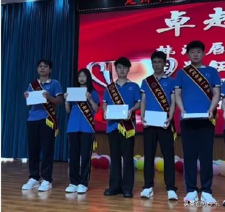 近日，定州第一中学召开表彰大会，张校长亲手为高考第一名同学刘千娆送上一台笔记本电