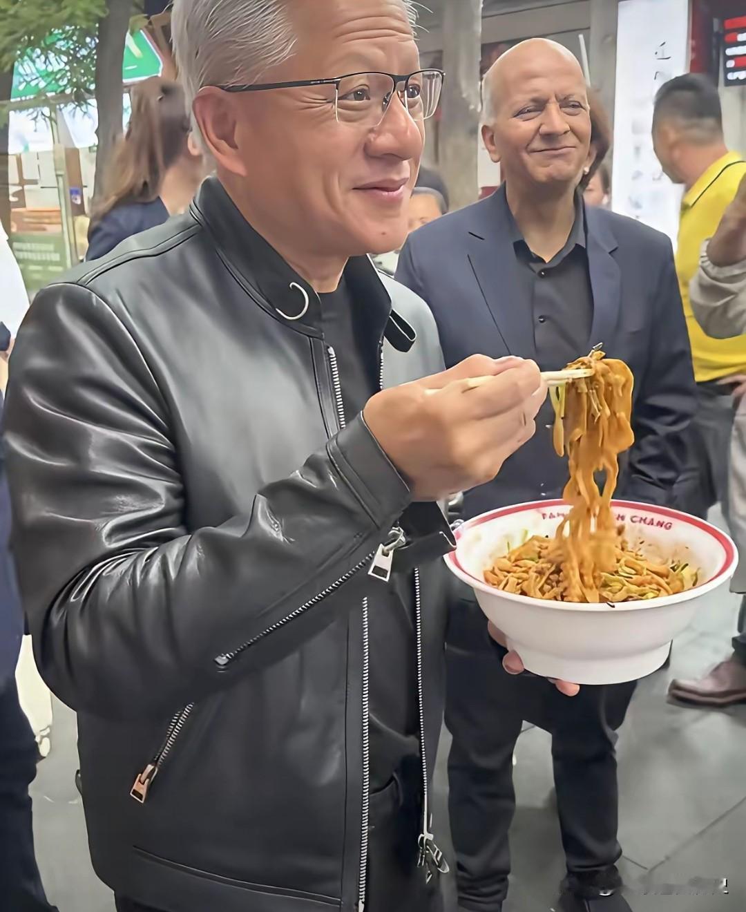 “皮衣黄”果然名不虚传，30多度的天气，他依然穿着皮衣[赞]