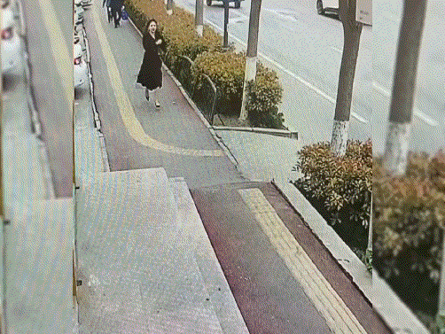 看她脚的样子，应该伤的不轻啊！