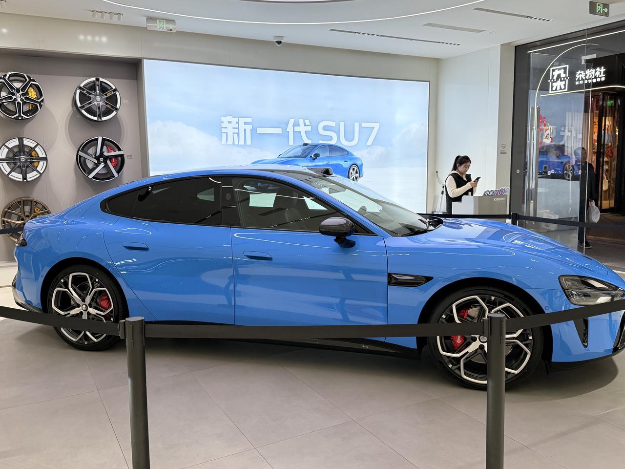 实车的颜色比官方渲染图更有层次感，光影反射看起来更通透。
细节上的变化，首先是新