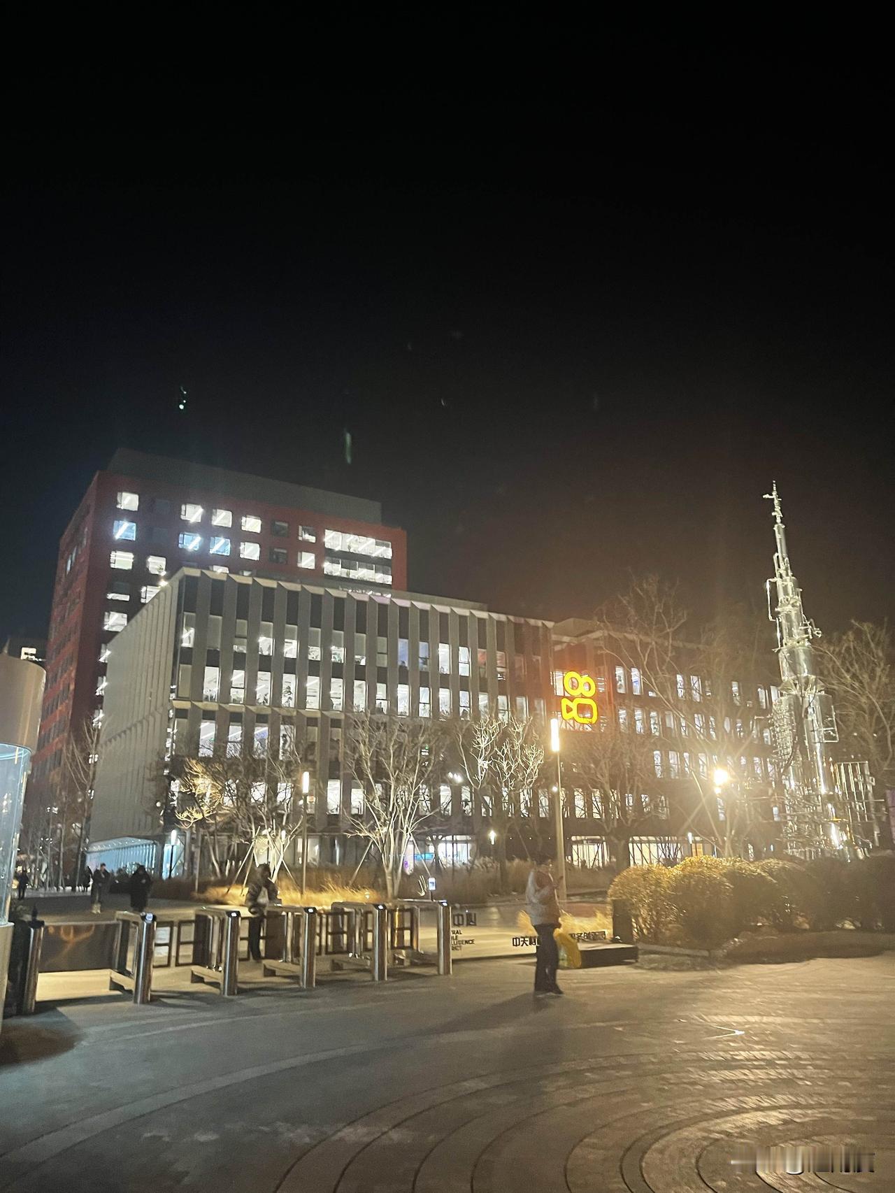 此刻的快手总部，灯火通明