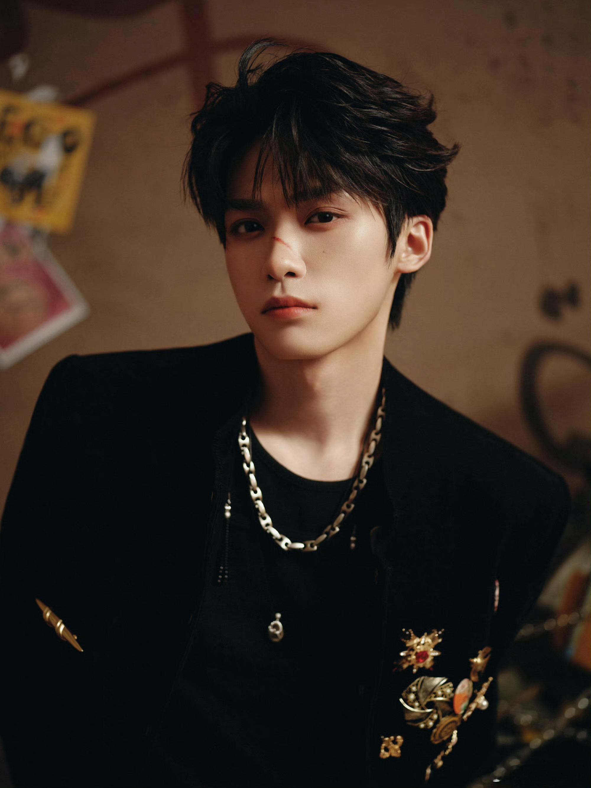 梓渝莆田银河左岸音乐节造型出图，热血男高全黑战损造型，期待梓渝今晚的舞台！ ​​