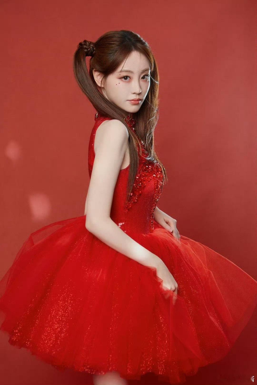 祝绪丹千禧红  湖南卫视春晚，祝绪丹以千禧红装扮惊艳四座！她的双羊角长辫和红色纱