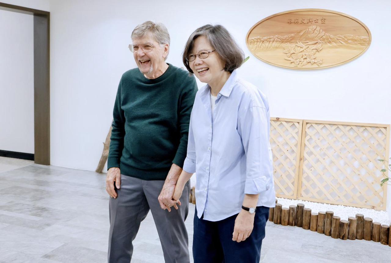 什么？一个老外对着蔡英文说：“你是我的宝贝。”

笑死了。

蔡英文最近在脸书上