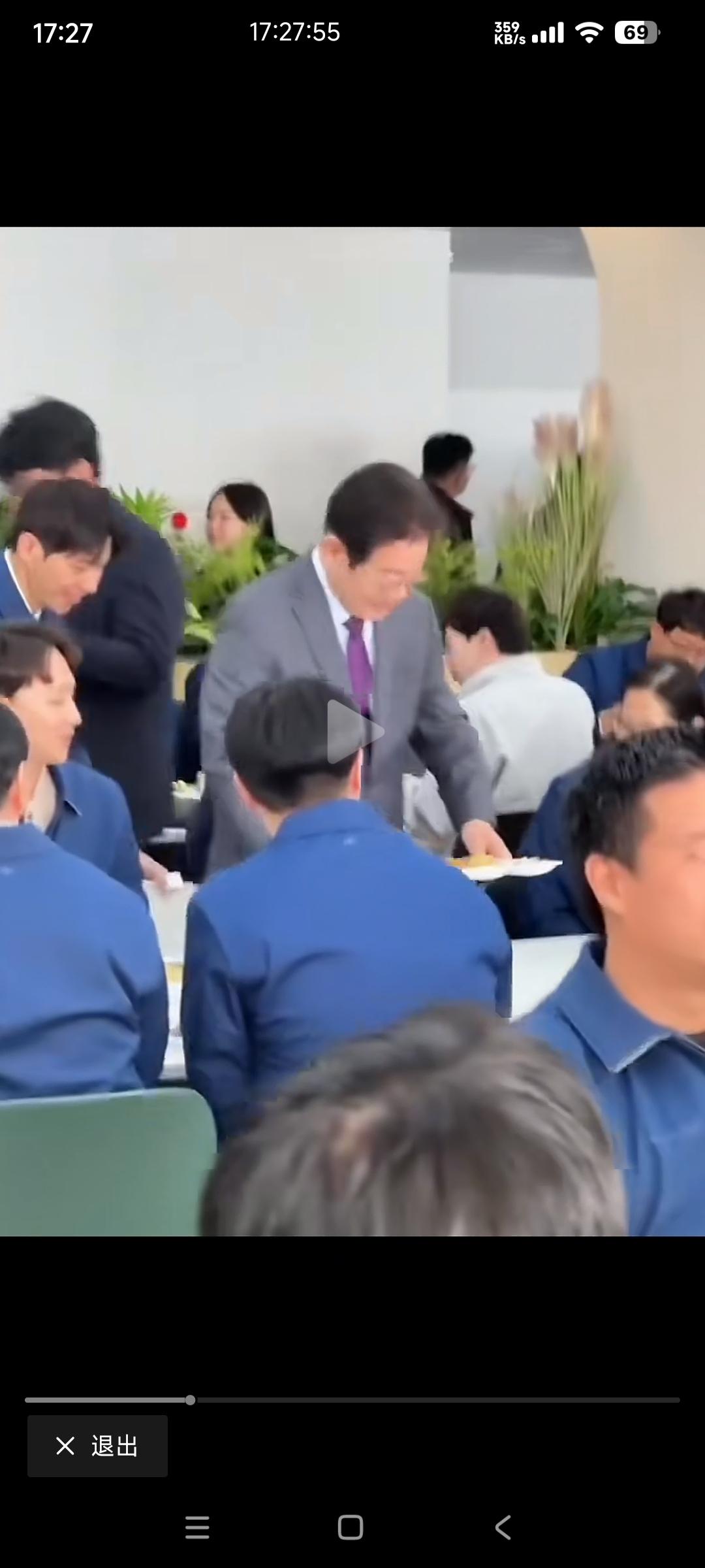 李在民这次中国行有意思

先是在现代汽车食堂和员工一起吃饭，员工吃啥他吃啥。
