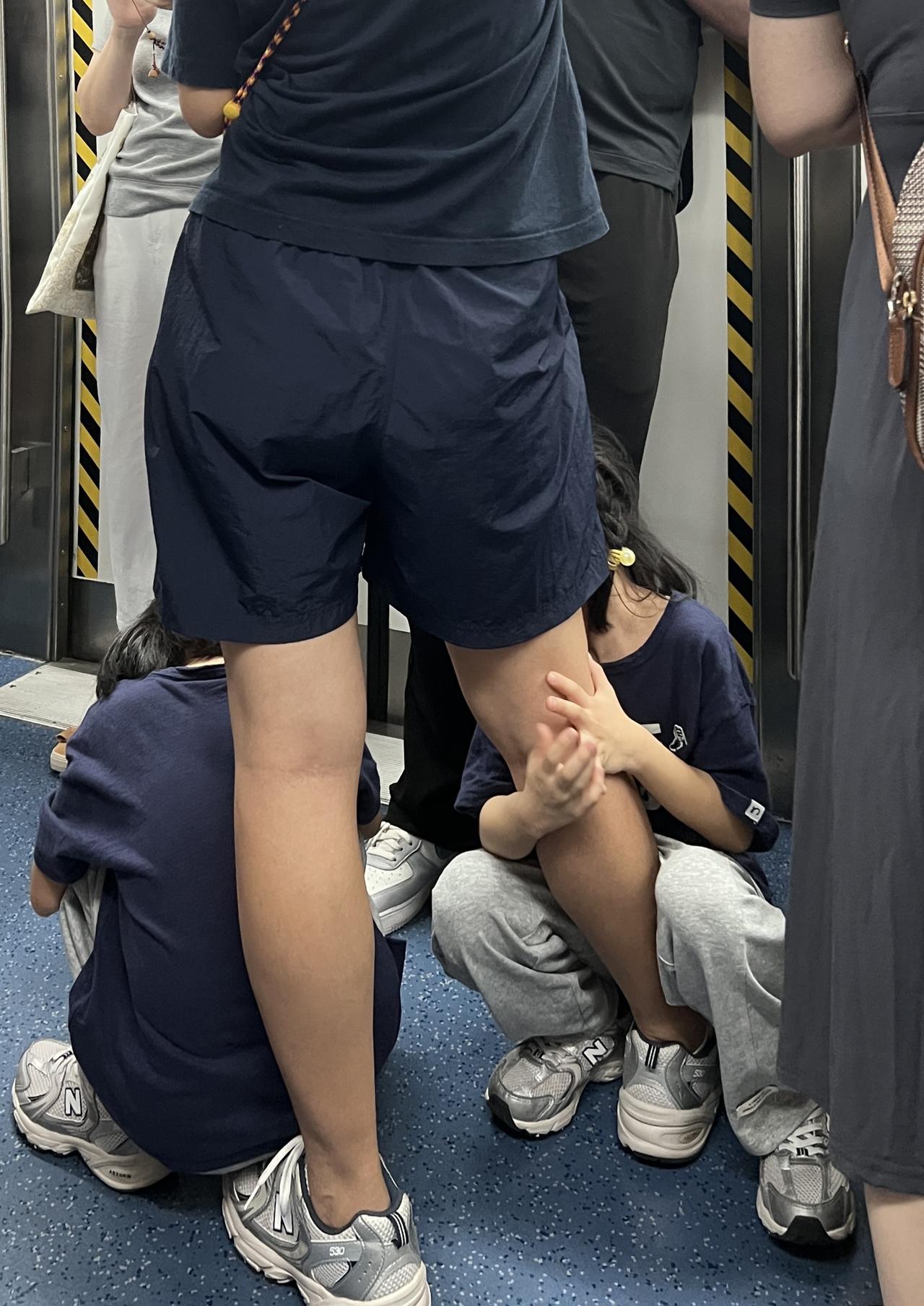 许多＂亲子游＂不过是家长强加给孩子的礼物。赶景点，挤公交并不是小孩子的选择，他们