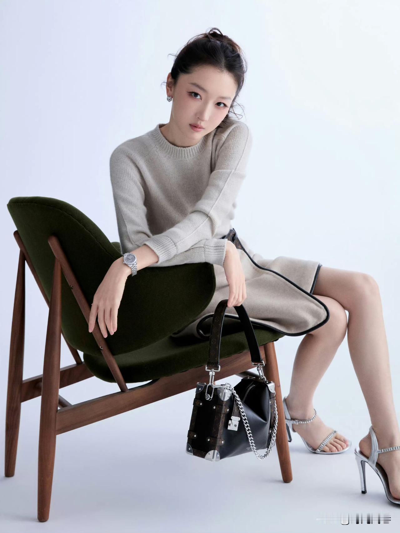 经过岁月沉淀的周冬雨，从青涩少女蜕变成魅力熟女！