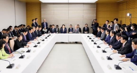 没人接招，日本主动找上中国了！日本政府刚把中日关系从 “最重要双边关系” 下调为