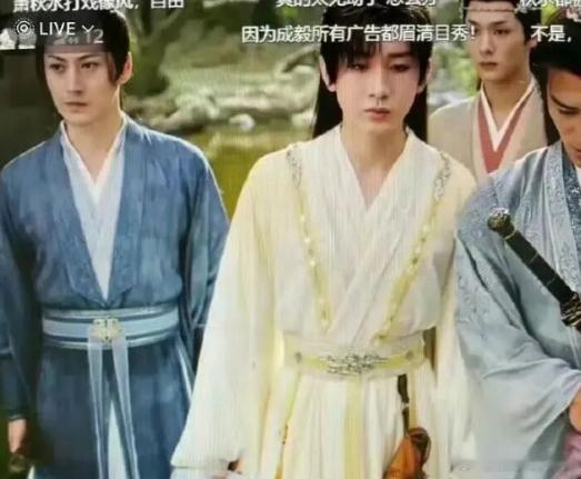 赴山海剧本穿帮已微调赴山海成毅手拿剧本画面已调整 16日，有关《赴山海》“剧本穿