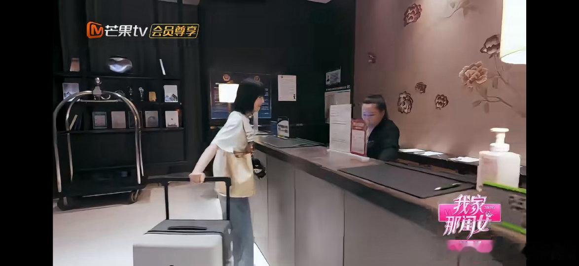 黄灿灿被自己的行李数量惊呆了我家那闺女卸下偶像包袱的可爱瞬间，面对海量行李一脸错