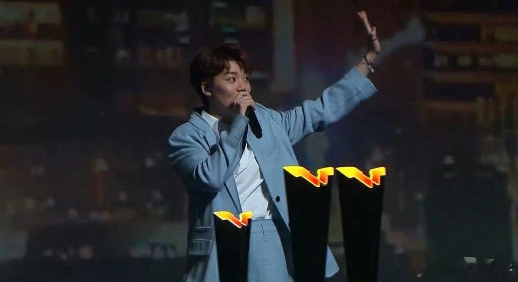 杜凯琹红磡开唱没打开看前，还真以为是阿杜 