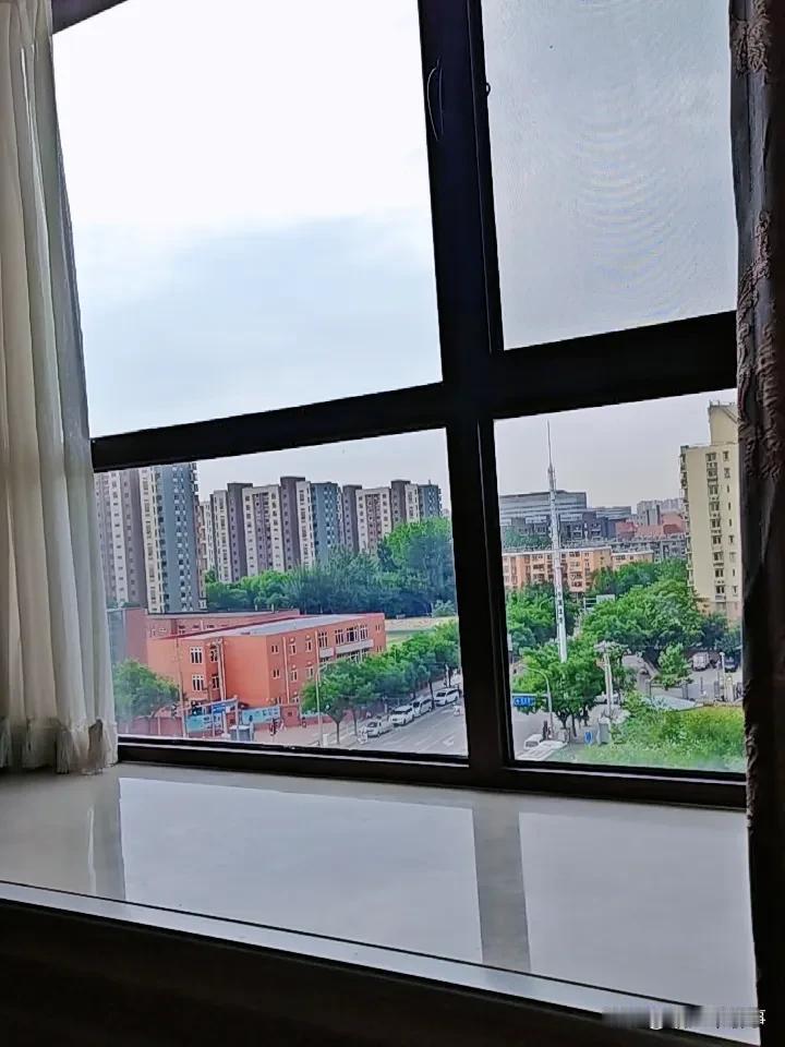 很粗心
夜里睡不着觉
看看窗外
发现这个铁塔
可能存在很久了
不知道做什么的
对
