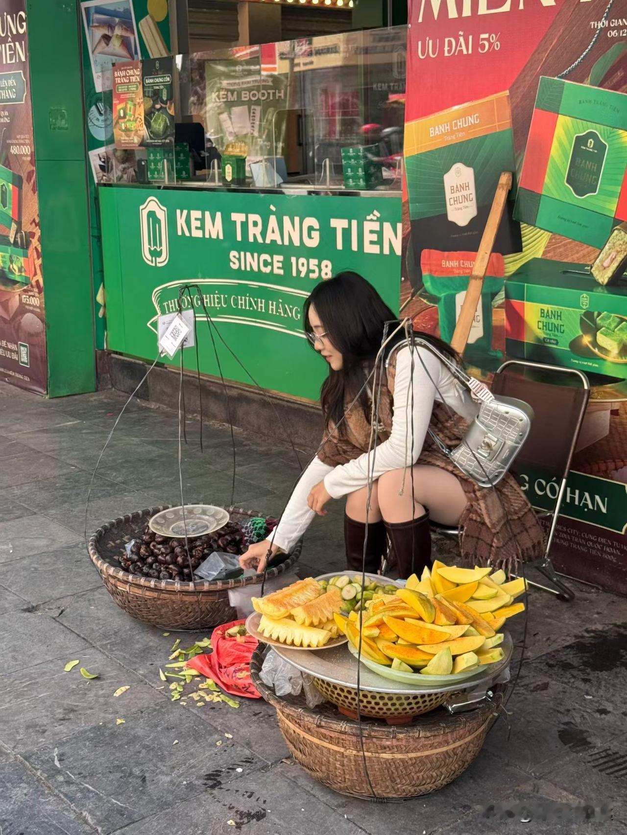 初次见面
送越南女孩苹果手机遭拒
并非所有越南女孩都物质
公司里的单身汉们，专挑
