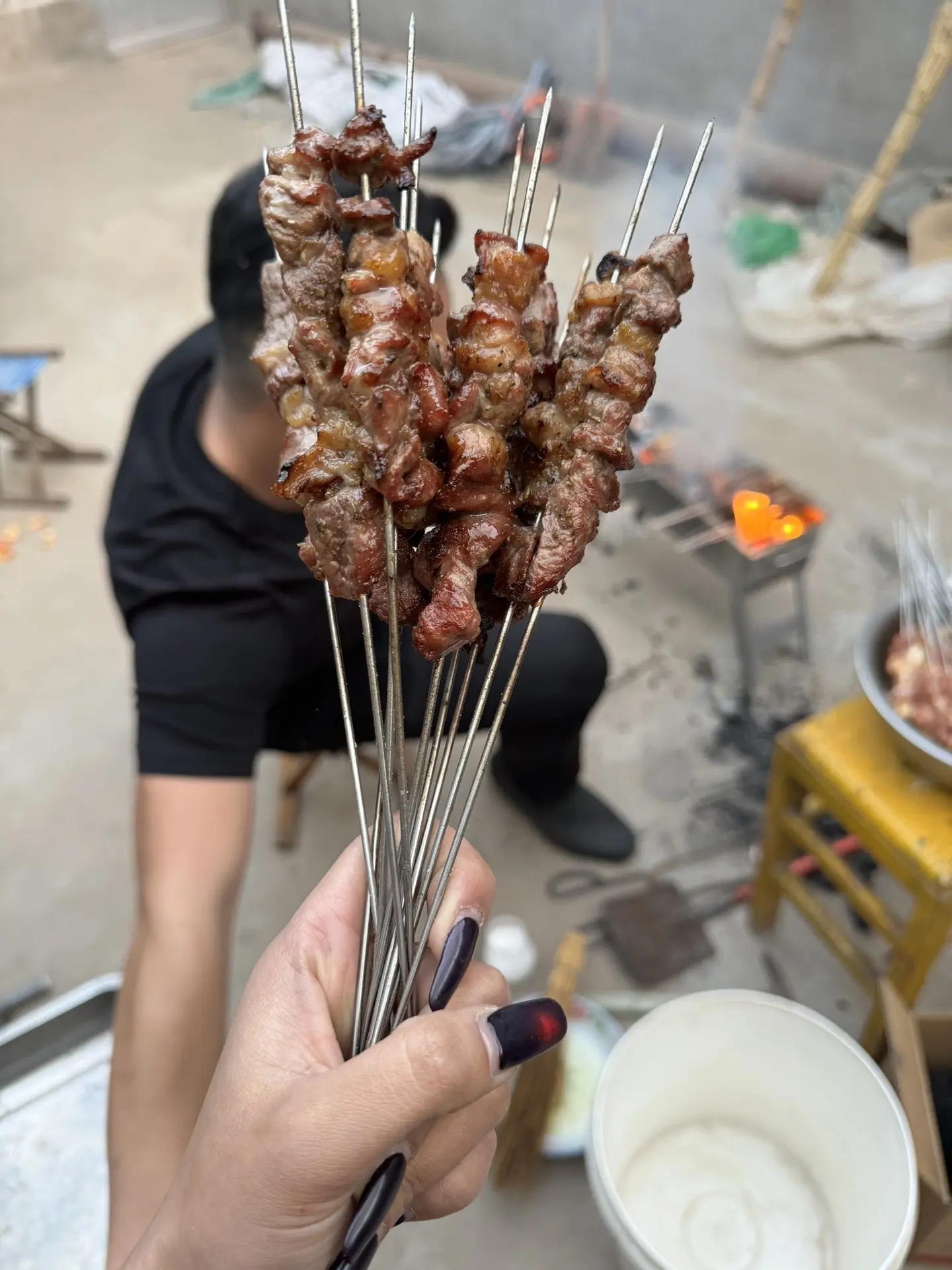 发个美食作品🤭老家的院里烟火气，就是随意 比县城好。我吃现成的，俺涛...