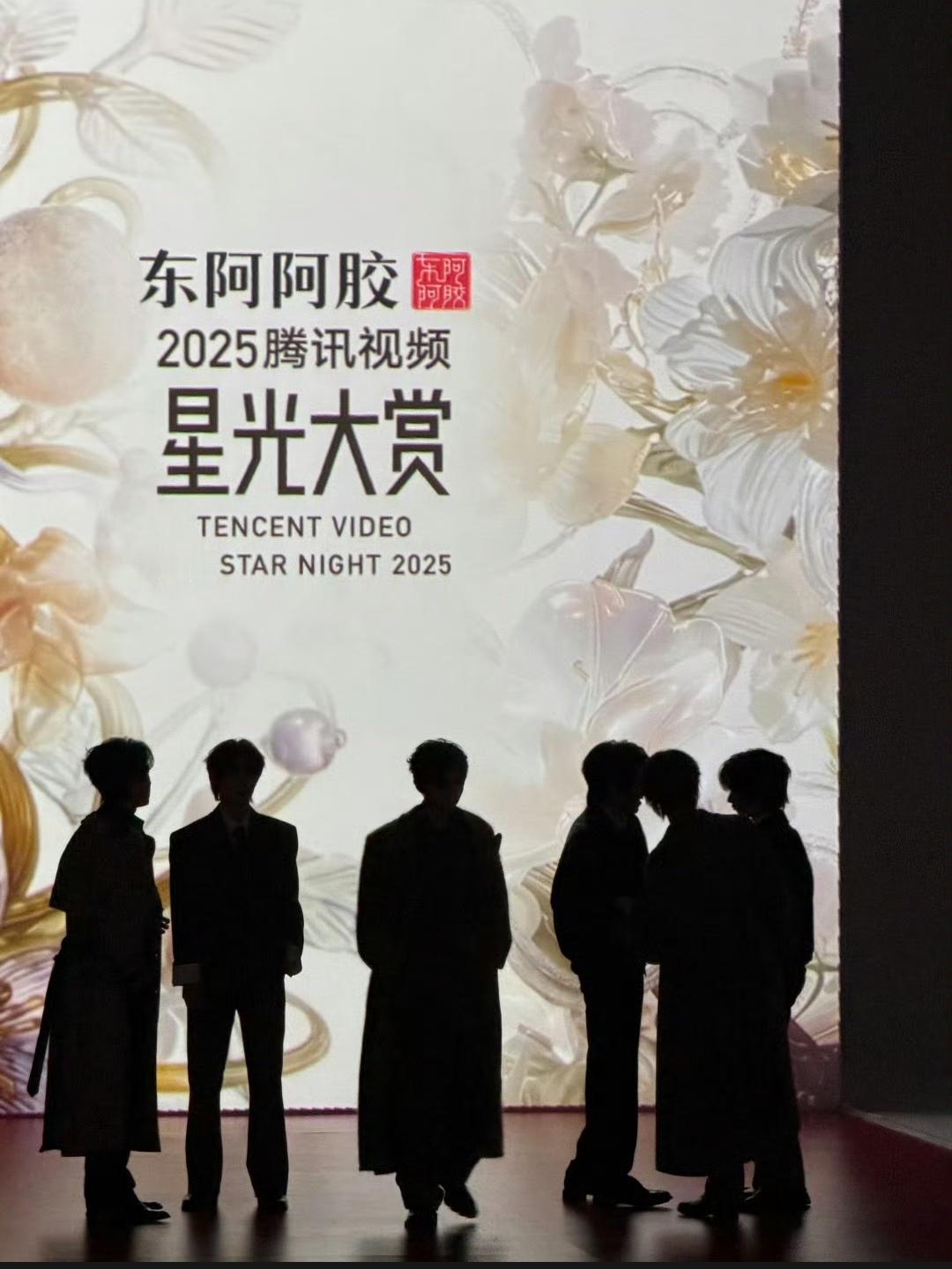 时代少年团红毯炸了炸了 这波红毯造型太懂粉丝心！从面料选择到刺绣设计都藏着巧思，