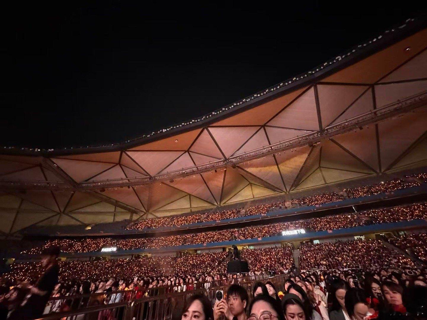 华晨宇顶流梯队常青树 站在山顶俯瞰华晨宇演唱会现场，满场人潮涌动，欢呼声、歌声交