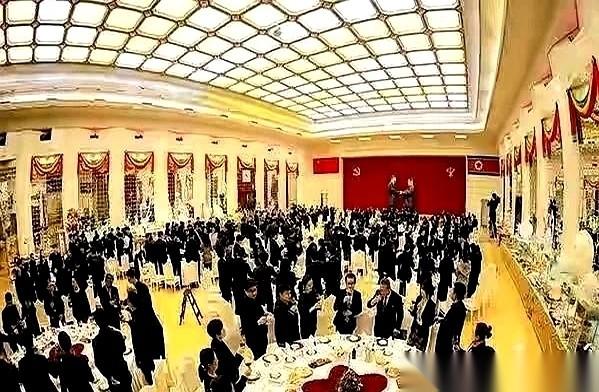 网上流传的几张朝鲜国宴图，让不少人手里的可乐都忘了喝。
没有想象中的山珍海味，没