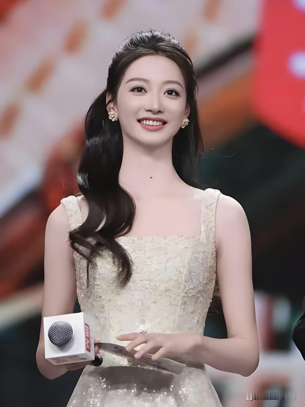 冯琳气质端庄清朗，声线清亮有力量，兼具青春朝气与专业素养。从领诵舞台到主持赛场，