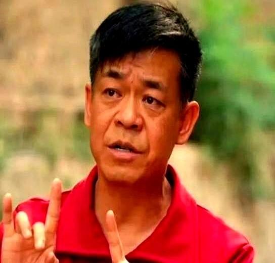 张嘉译在机场脱口而出“苟师”，孙浩立马接茬“三元舅”。戏都播完多久了，俩人还出不