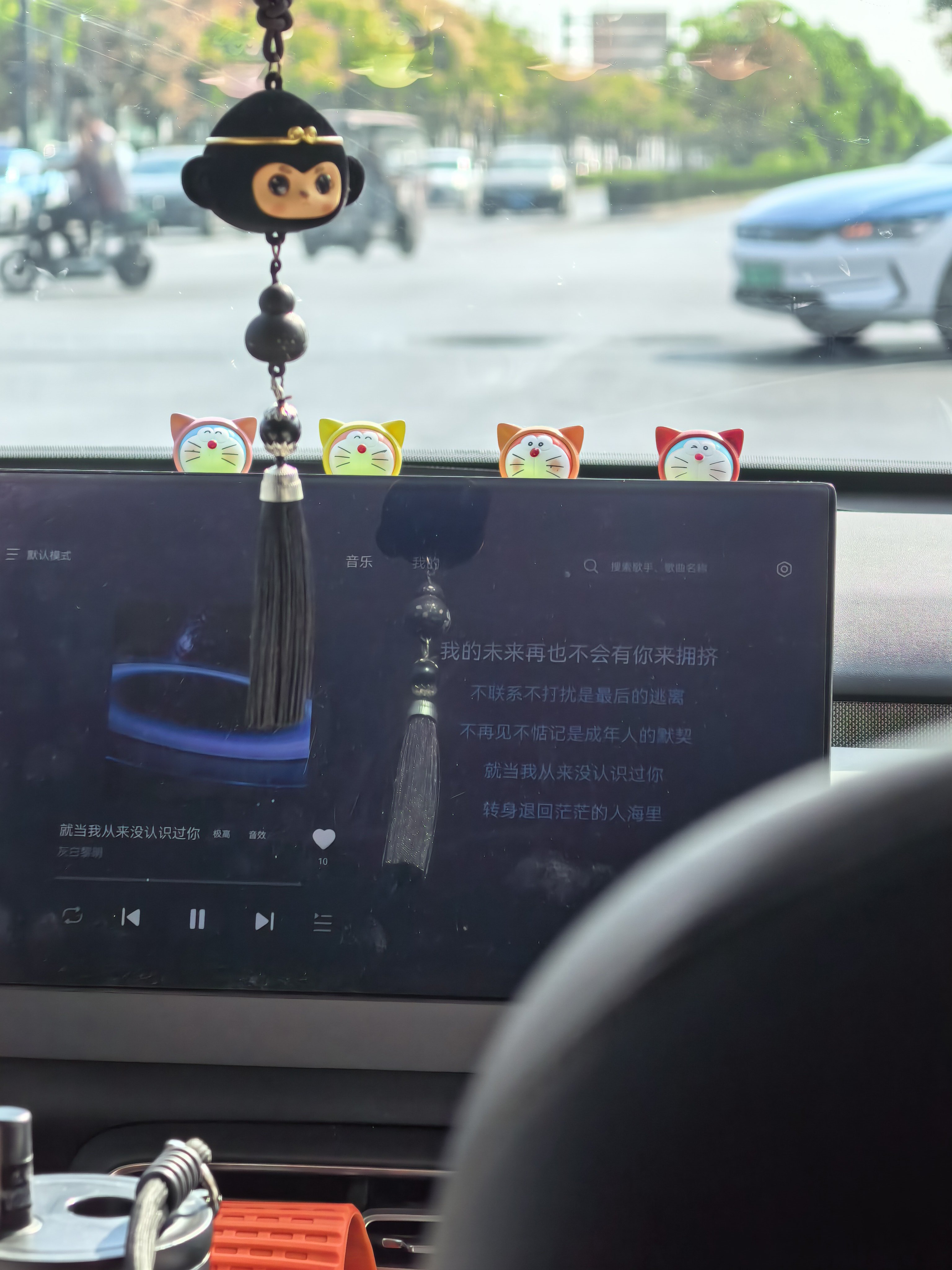 一大早坐车跟着师傅听了一路的苦情歌，而且还是一直循环这首歌。本来很美好的心情，搞