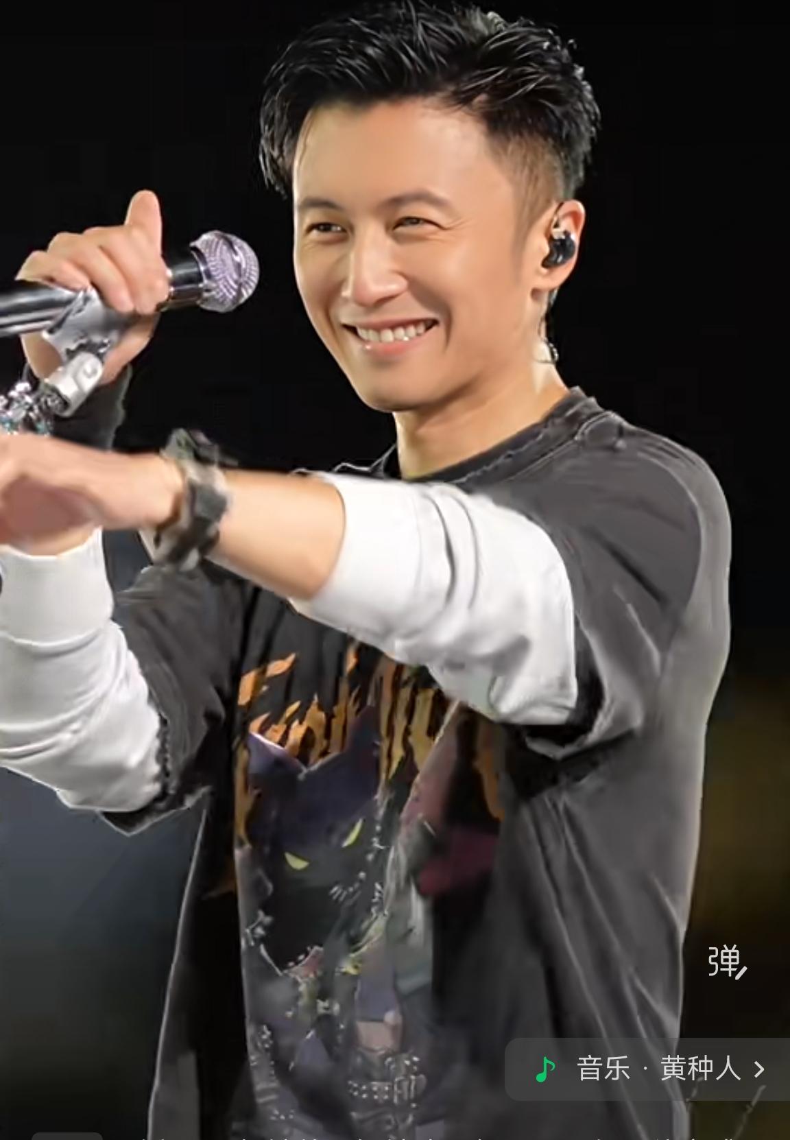 谢霆锋南昌演唱会穿的这套假两件，一下子勾起一代人的回忆。

深色短袖T恤叠白色长