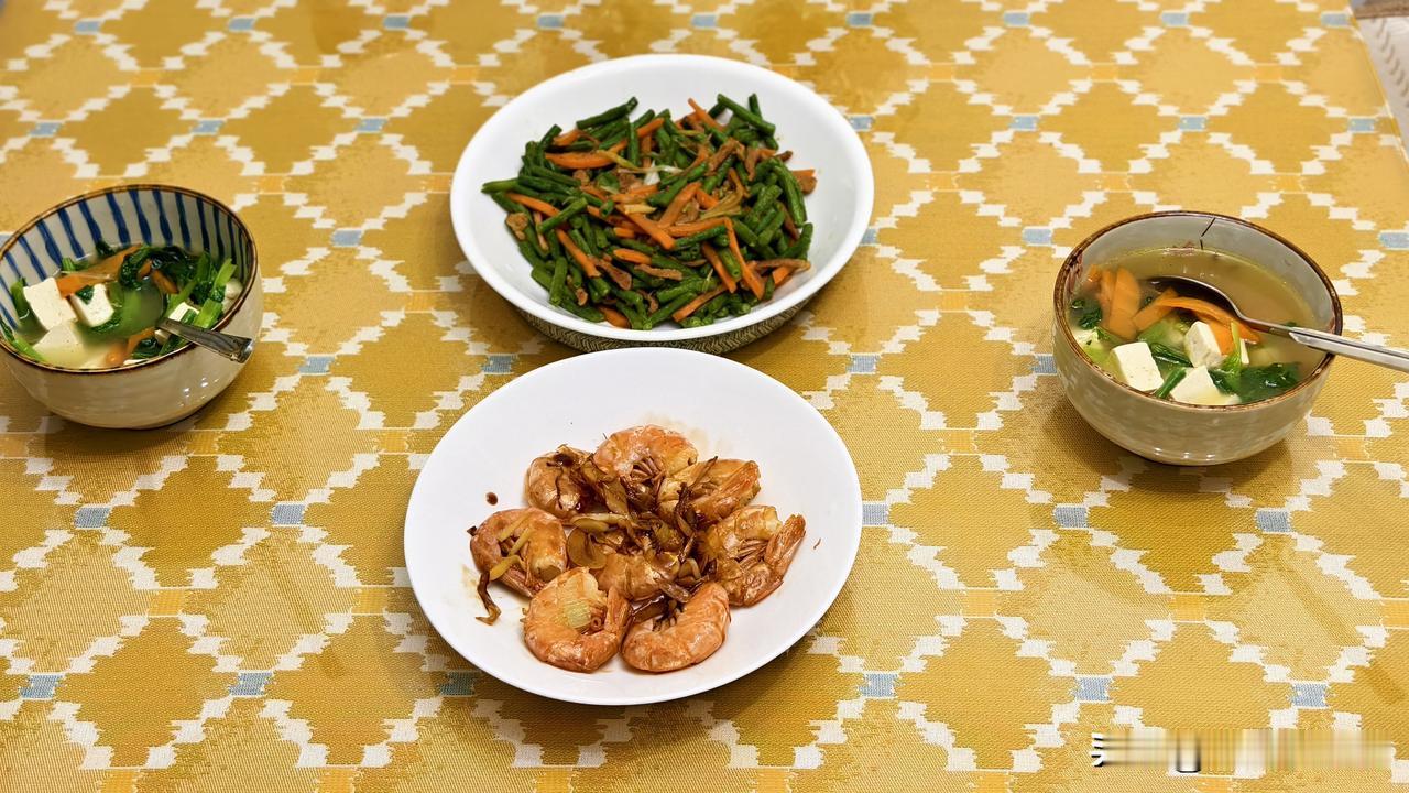 炒豇豆角，烤大虾，快菜豆腐汤。
大虾是山姆买的，去头去虾线的大虾，很方便，想做的