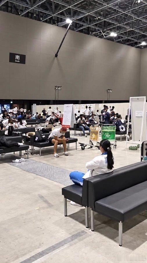 泰国藤球队抵达日本却没房住！因住宿资料缺失，运动员被迫睡在邮轮大厅地板海外新鲜事