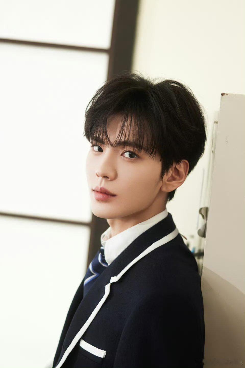 毕雯珺学院风生日写真来啦，是我们毕雯珺28岁生日照啊，被这个温柔学长风的毕雯珺帅