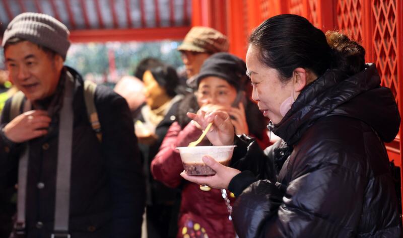 哇！友的诗实在是妙极了！“腊尽寒云覆短墙，千家煮粥溢清香”，仅仅这一句，便将腊八