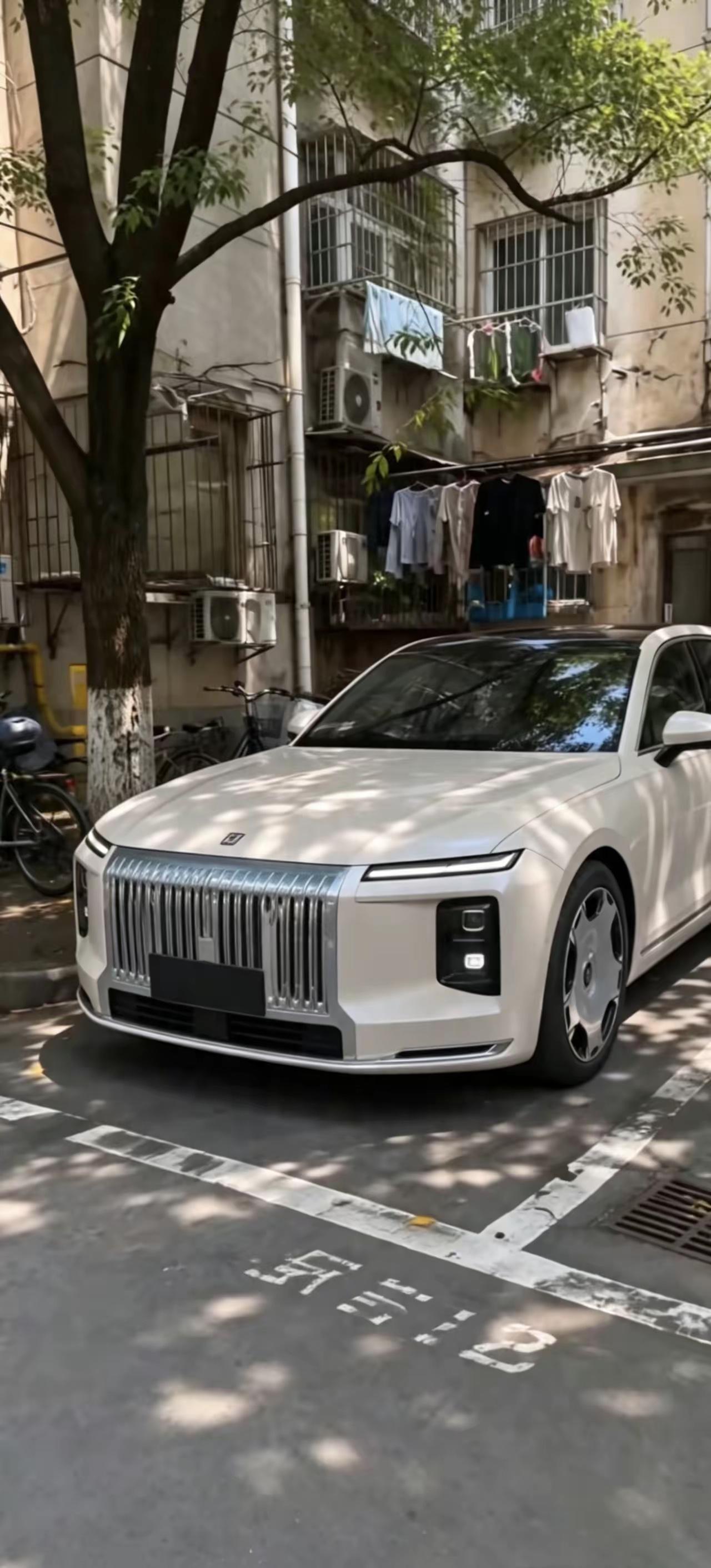 老小区楼下随手拍到这台极氪9系实车，第一眼真的有被气场震到。大尺寸直瀑镀铬前脸配