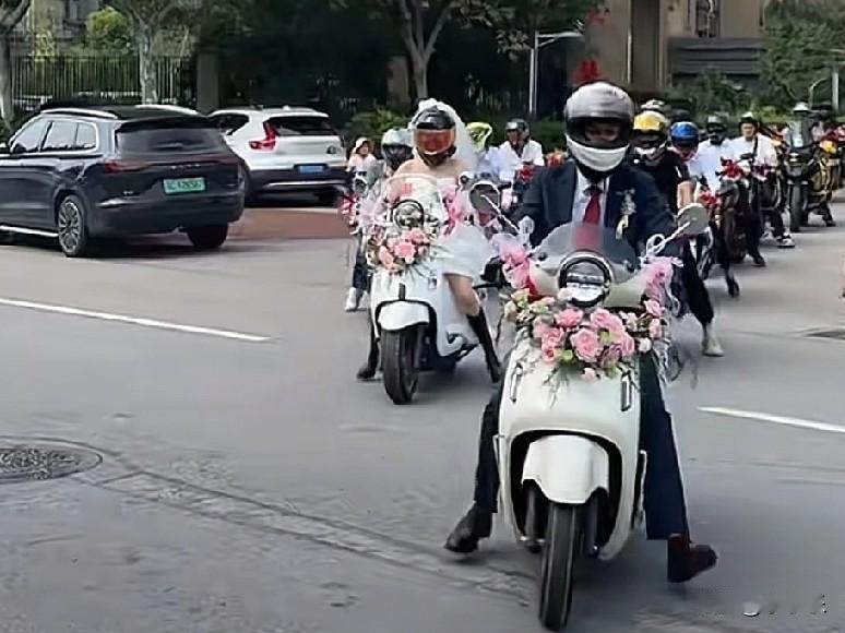 9月14日，徐州最炫酷的新郎和新娘！新郎帅气，新娘飒爽。摩托车车队结婚，哈哈，现
