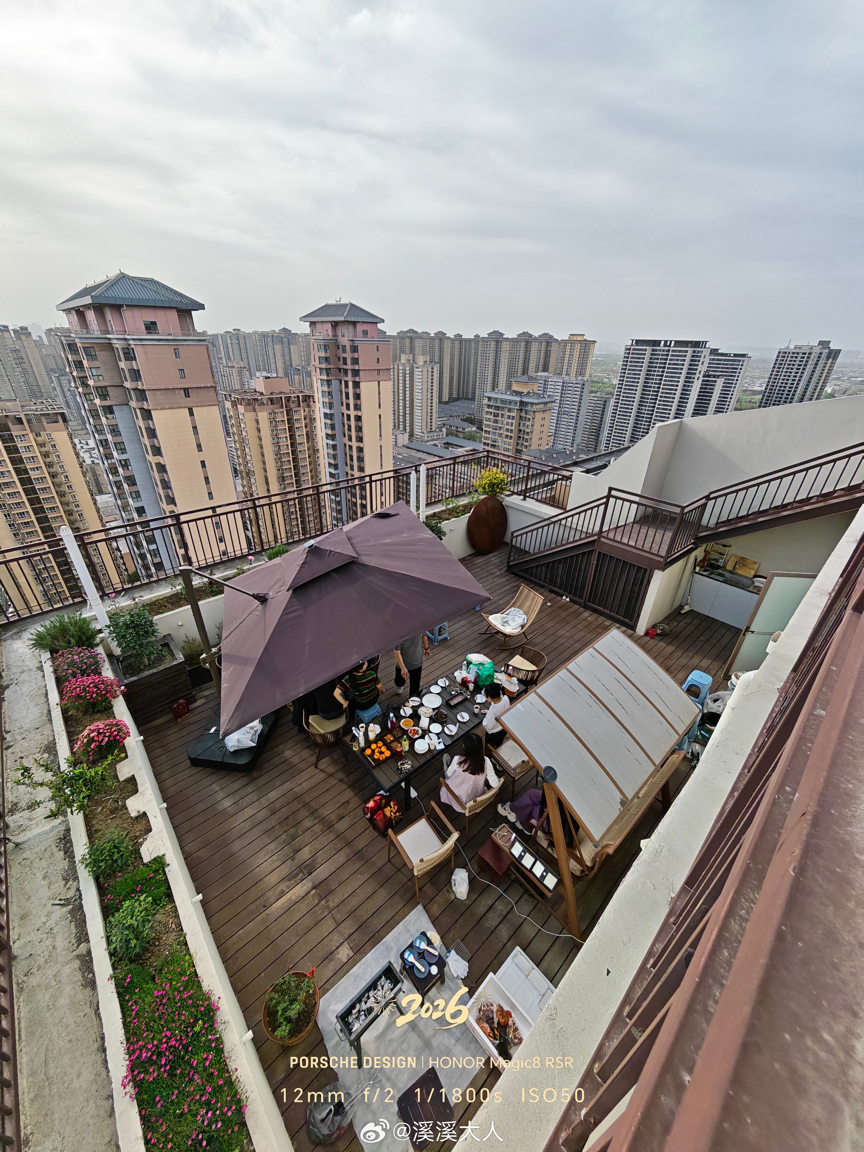 放假连蹭3天饭，今天来我弟家天台烧烤 