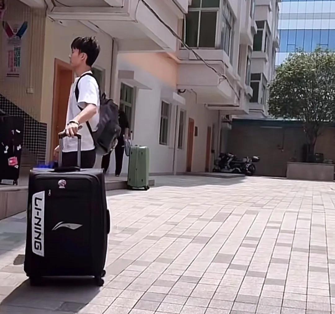 广东队出发山西，接下来两个客场非常有难度，在以前是轻松的事，如今就算打四川也能让