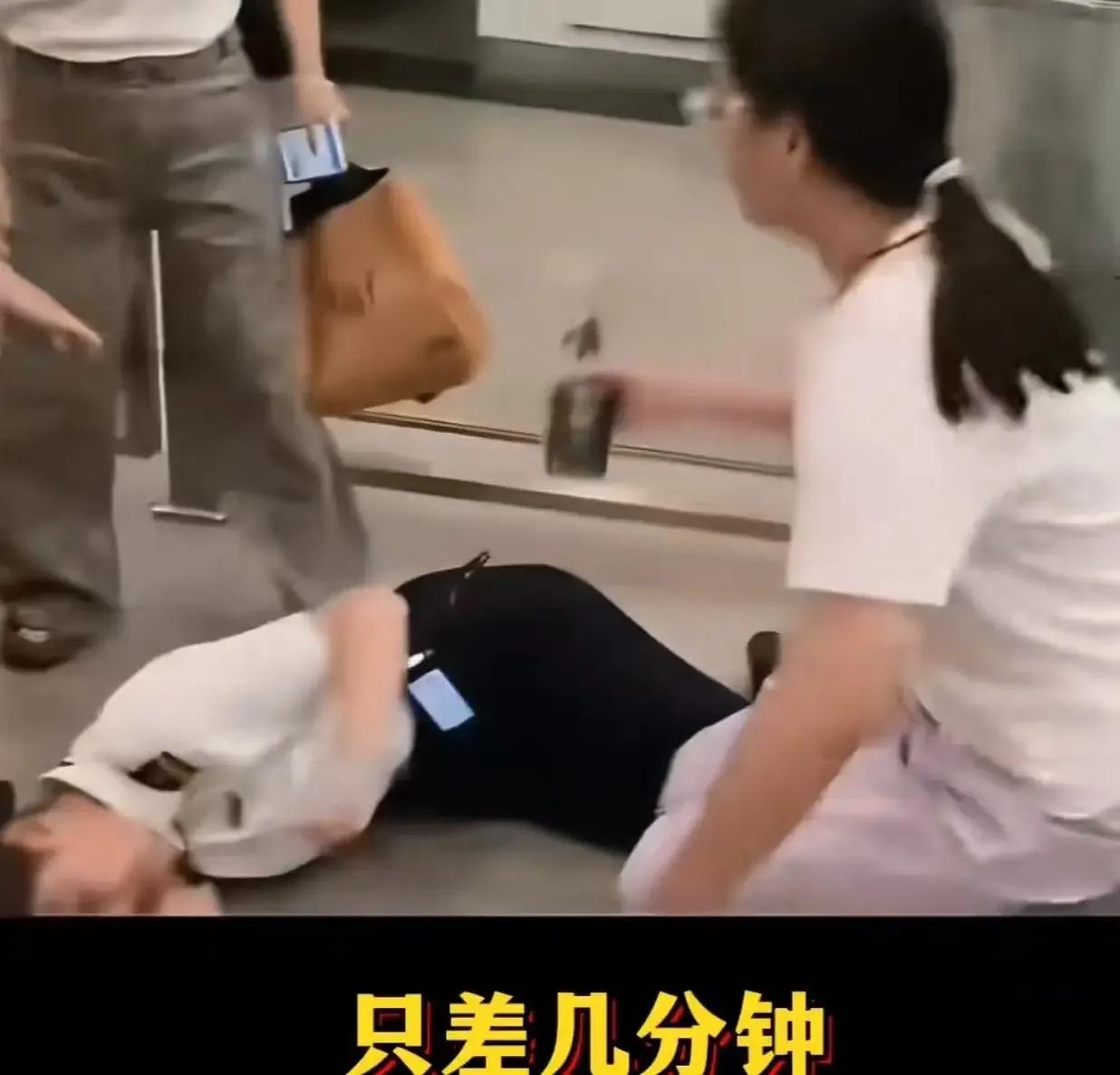 高铁就差几分钟发车，女子却因晚到被拒进站，情绪失控大闹检票口，这究竟是谁的错？