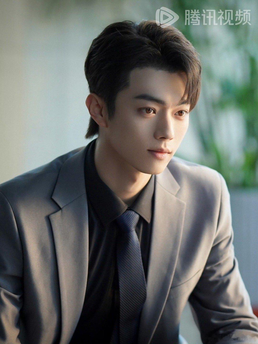#许凯在后来者居上领域稳了# 无论是《承欢记》中的姚志明，还是#你比星光美丽# 