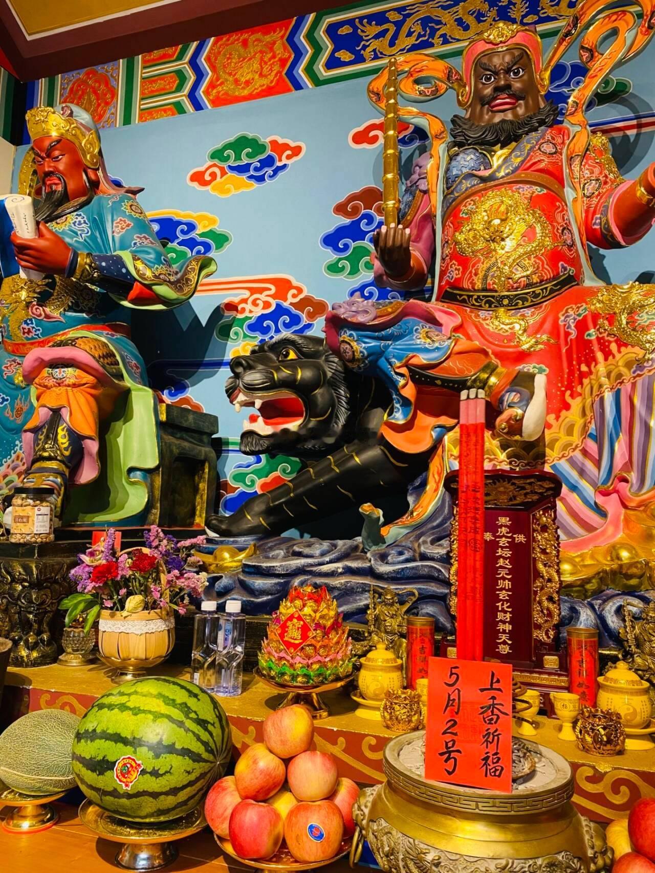 今日上上签好运大吉，5月2日师父在财神殿为点赞的粉丝上香加持福报福德[作揖]（评