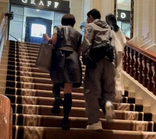 半岛酒店偶遇刘德华，朱丽蒨先被认出，18年夫妻为啥这么低调