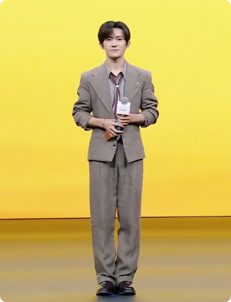 表妹去参加华为 Pura 90系列发布会，看到了她日夜想念的男神，易烊千玺，这以