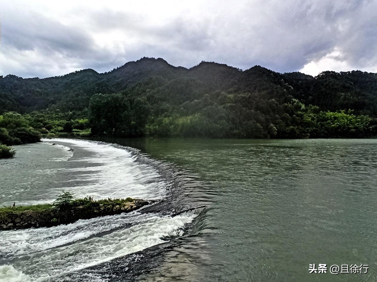 急流湍湍，一只白鹤（鹭）独立潮头，静观浪涌--摄于浙江丽水市碧湖镇堰头村通济堰。