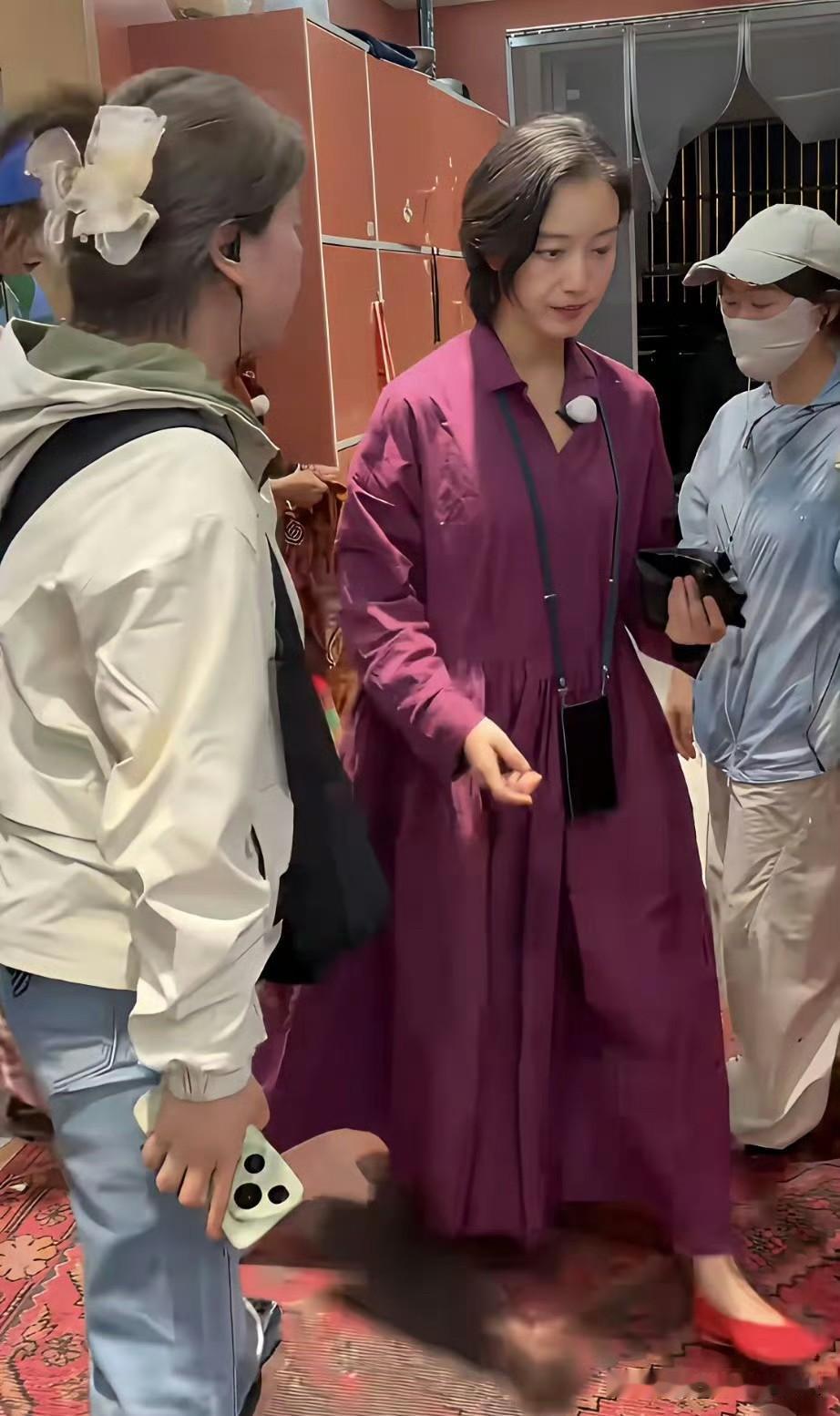 倪妮，真实状态曝光，看起来真的很一般。


8月2日，有网友在新疆一家火锅店偶遇