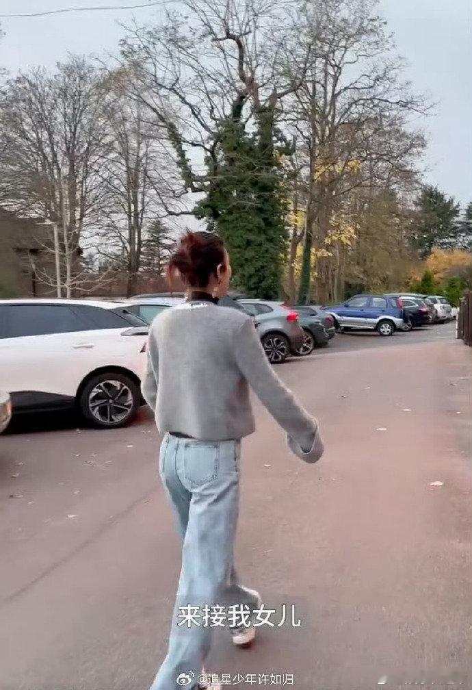 黄奕带女儿打卡哈利波特工厂  走进哈利波特的奇幻世界，黄奕与女儿仿佛置身于梦想的