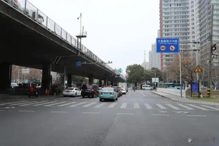 网上数据显示，2024年荆州中心城区路网密度六点三公里。同期省住建厅公布的全省城