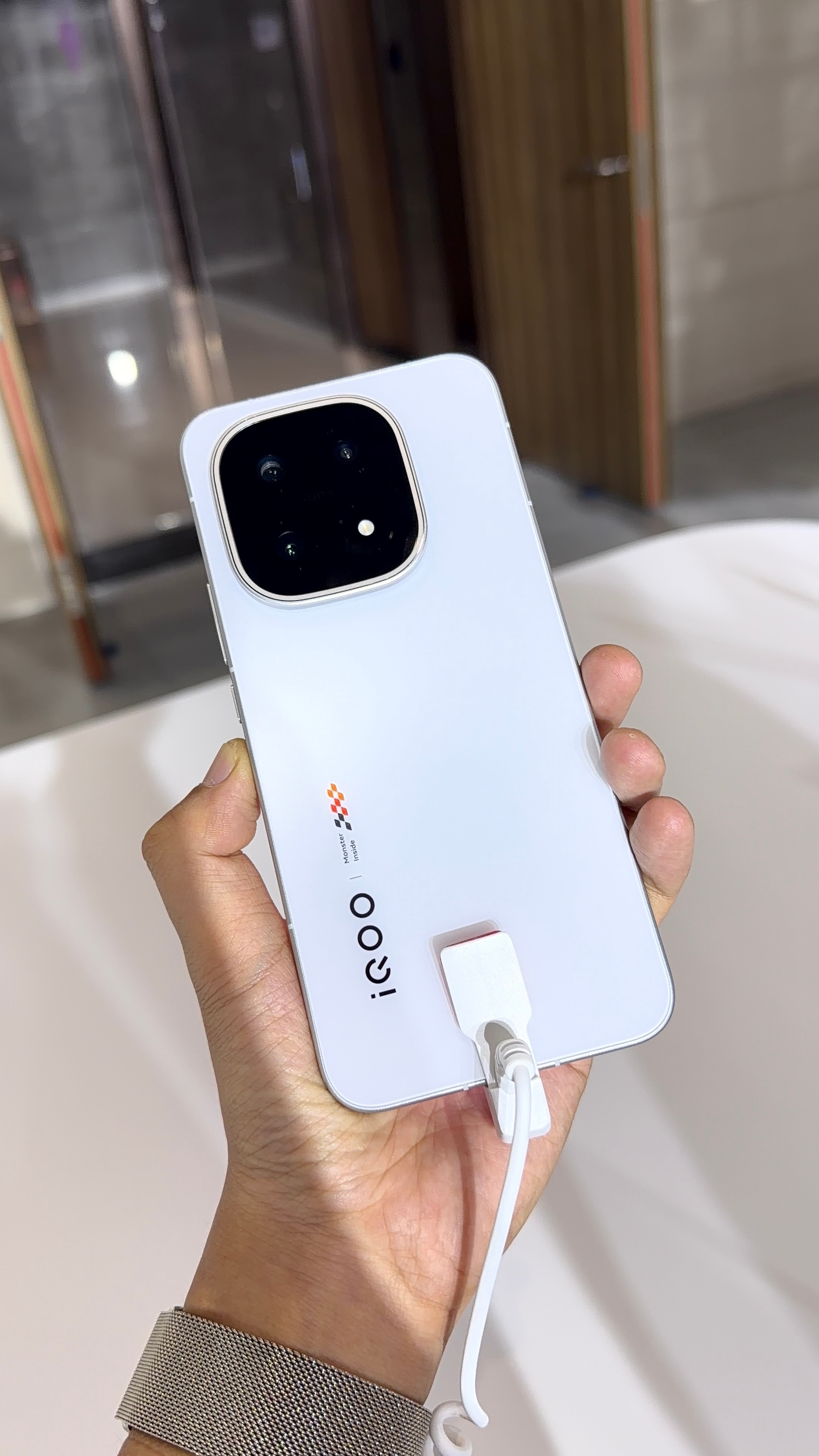 啊！给你们看看 iQOO 15 的真机这个银色挺帅。 ​​​